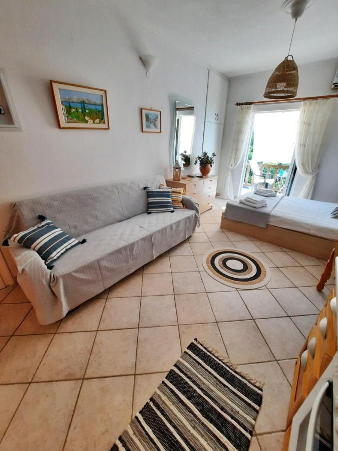 Beautiful Seaside Studio Akrata Bagian luar foto